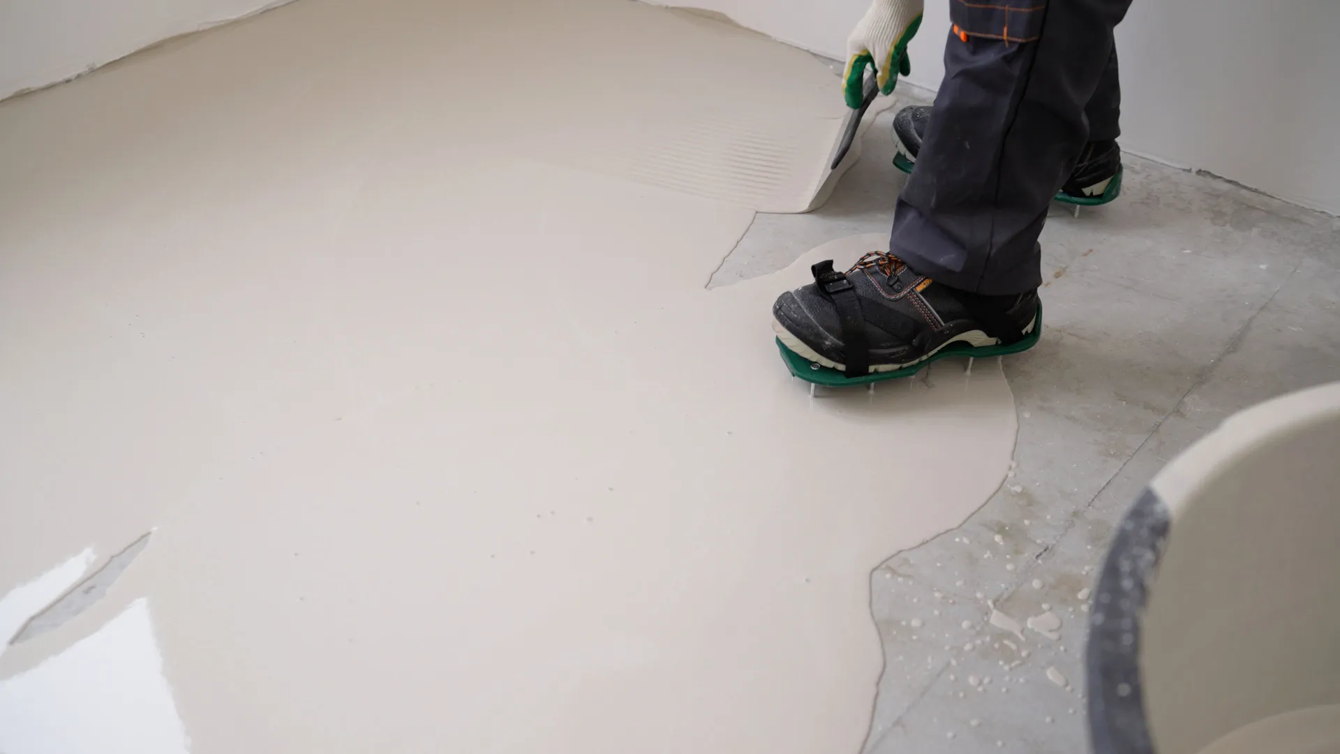 Creating Seamless Floors with Microcement and Resin Pebble Coatings