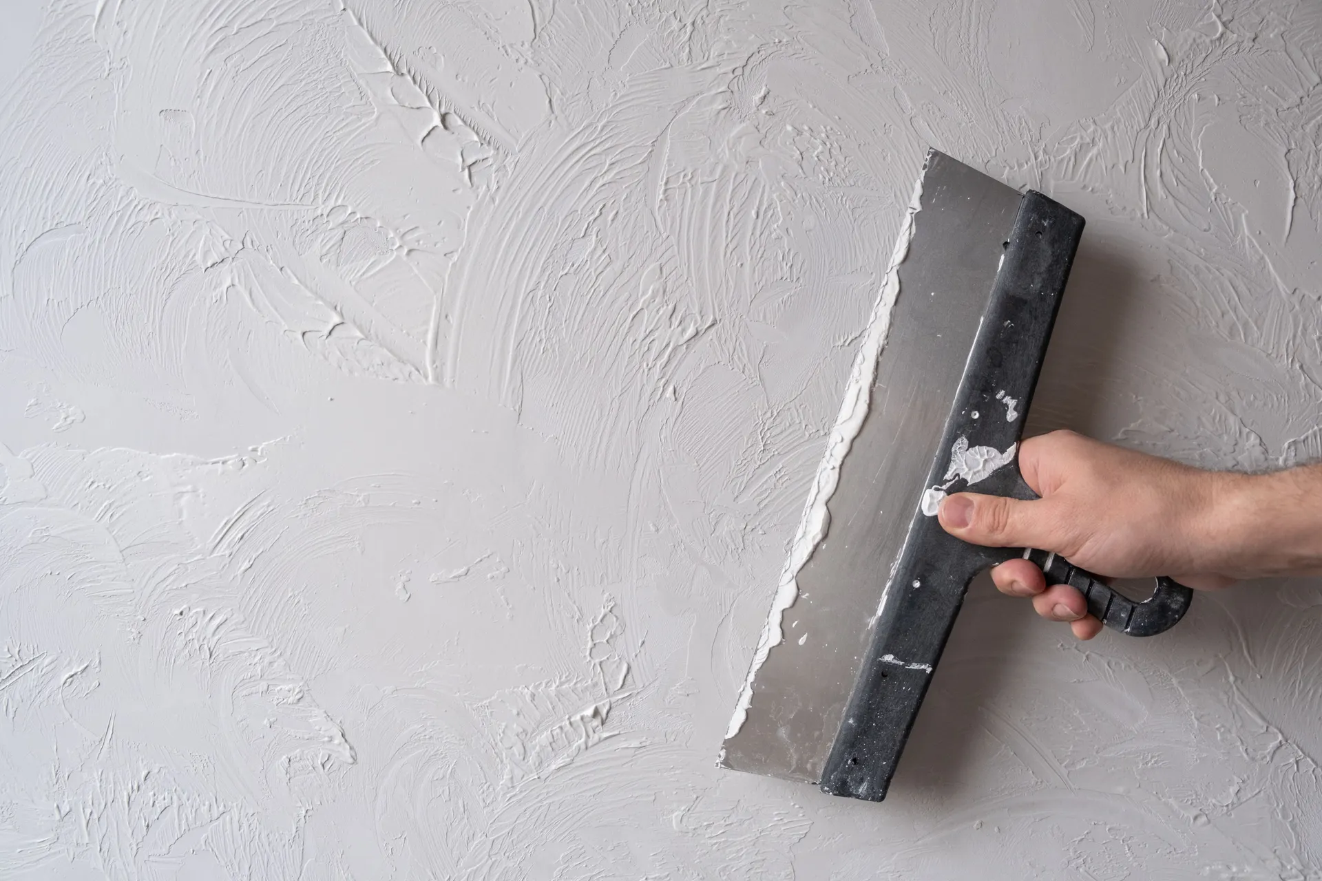 Choosing the Right Texture: Limewash vs. Microcement for a Healthy Home